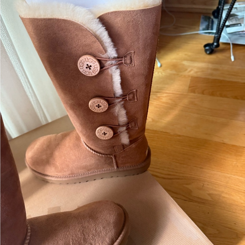 UGG Chestnut Bailey Button Triplet Boots brand new with box - Picture 5 of 9